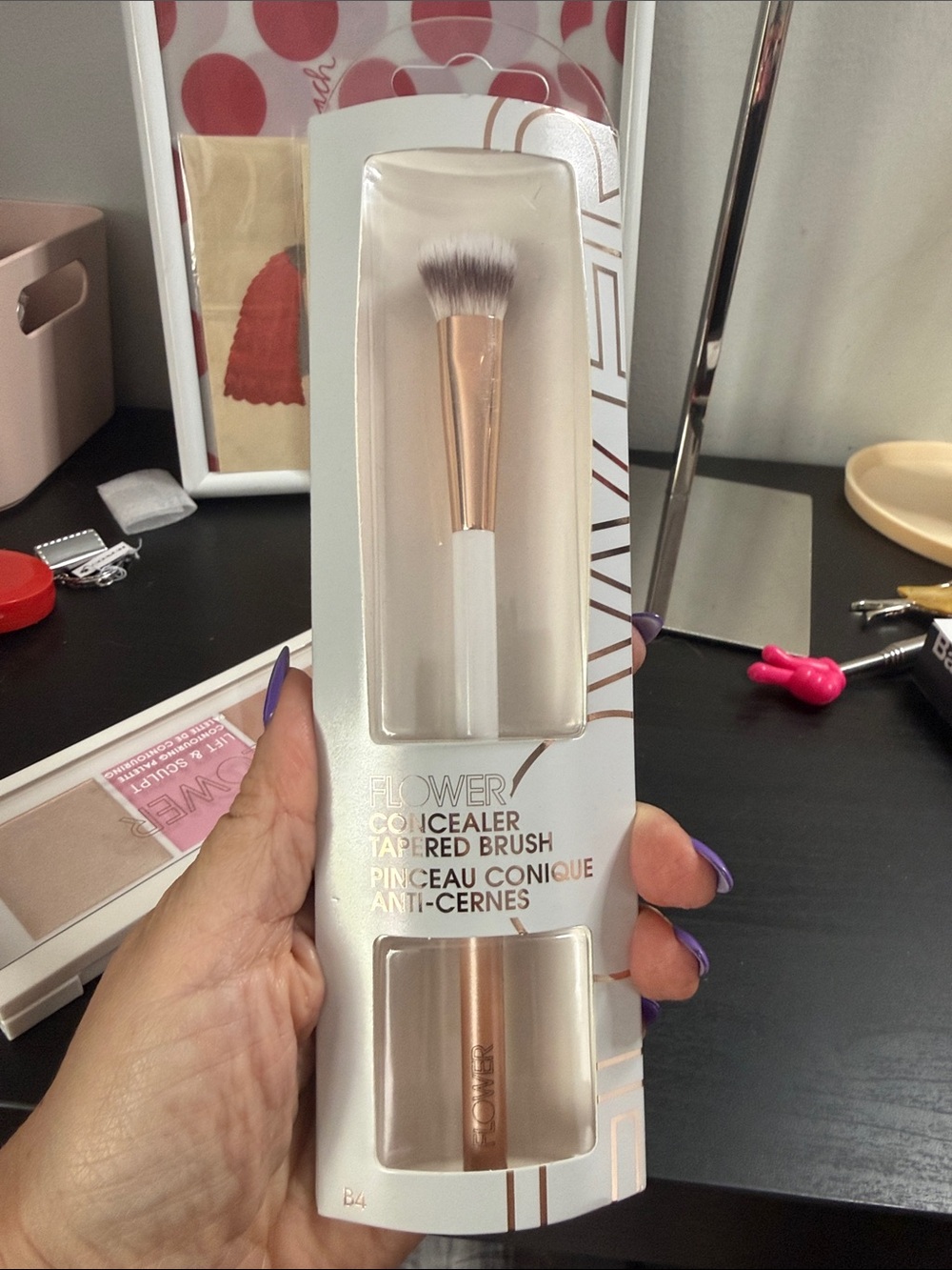 Flower NEW Lift & Sculpt Contouring Palette with Concealer Tapered Brush - Picture 6 of 9